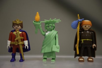 A l’esquerra, les figures més desitjades entre els col·leccionistes. A la dreta, un dels diorames i peces de gran mida a la fira.