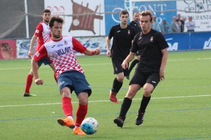 El jugador del Balaguer Adrià, autor de dos gols ahir, intenta driblar dos jugadors del Valls en una de les jugades del partit d’ahir.
