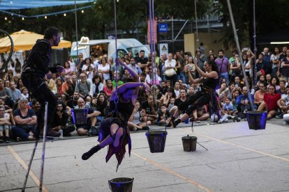 Una gimnasta catalana, fora de programa al carrer Migdia.