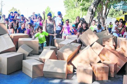 Una gimnasta catalana, fora de programa al carrer Migdia.