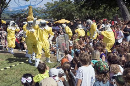 Una gimnasta catalana, fora de programa al carrer Migdia.