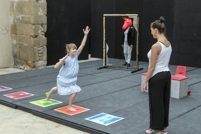 Una gimnasta catalana, fora de programa al carrer Migdia.
