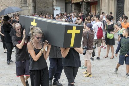 Una gimnasta catalana, fora de programa al carrer Migdia.