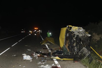 Estado en el que quedó la furgoneta de asistencia en carretera tras el siniestro.
