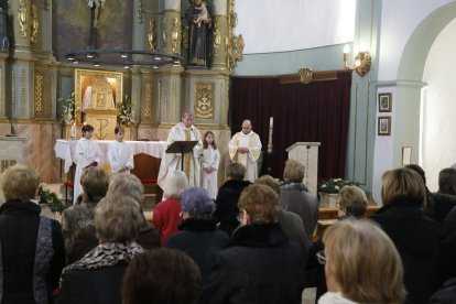 La nova coberta de l’església de la Granja (esquerra) i el bisbe de Lleida, Salvador Giménez, a l’inici de la missa d’ahir diumenge.