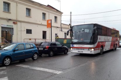 La nueva estación de autobuses de Mollerussa, ante la del ferrocarril.