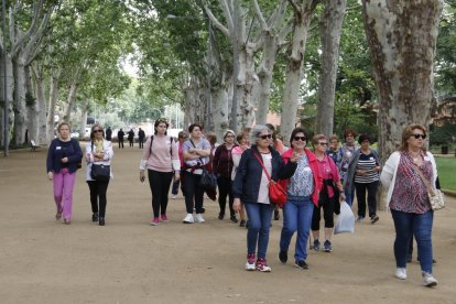 Fotografía de las participantes ayer en el Aplec de les Dones, celebrado en el pabellón 4 de Fira de Lleida, con la organización del Casal de la Dona y la Paeria.