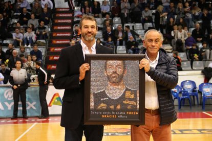 Derksen lluita una pilota amb un rival del Manresa.