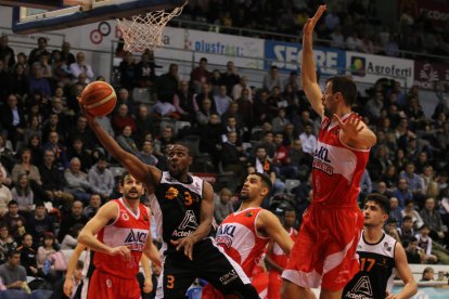 Derksen lluita una pilota amb un rival del Manresa.