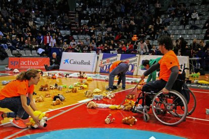 Derksen lluita una pilota amb un rival del Manresa.