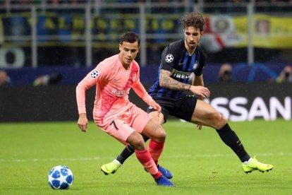 Coutinho conduce el balón ante la marca de Vrsaljko.