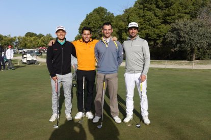Foto de familia de los jugadores profesionales que participan en el torneo ayer antes de comenzar a jugar.