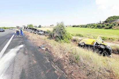Imatge del tràiler i la furgoneta de manteniment de carreteres de l’accident de Bell-lloc.
