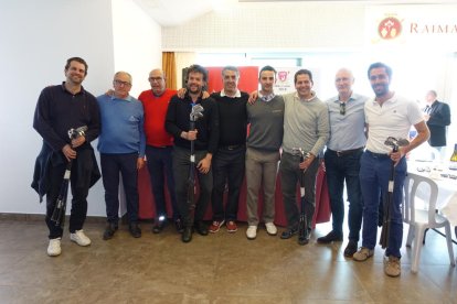 Foto de familia de los jugadores profesionales que participan en el torneo ayer antes de comenzar a jugar.