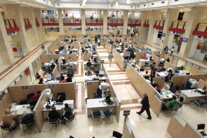 Contribuents fent la declaració de la Renda en una delegació de l’Agència Tributària.