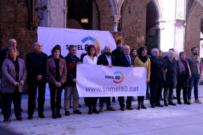 Buch i Lloveras, acompanyats pel Govern i els líders independentistes, ahir, a Barcelona.