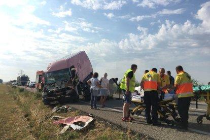 Xoc entre un cotxe, una furgoneta i un camió a l'N-240