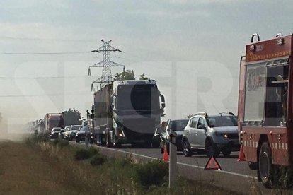 Xoc entre un cotxe, una furgoneta i un camió a l'N-240