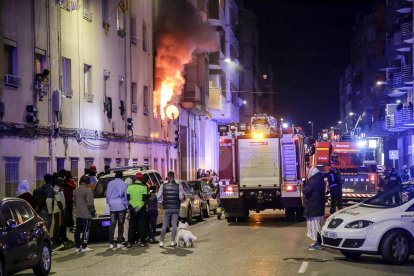 Les flames de l'incendi, que també van afectar la façana de l'edifici.