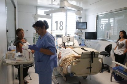 A la izquierda, uno de los boxes de la nueva UCI, donde hay mucho espacio para los familiares. A la derecha, una incubadora de la UCI de Pediatría.