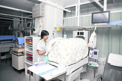 A la izquierda, uno de los boxes de la nueva UCI, donde hay mucho espacio para los familiares. A la derecha, una incubadora de la UCI de Pediatría.