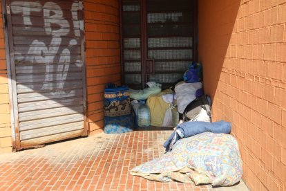 Tres temporeros dormían ayer por la tarde al raso detrás del pabellón 3 de la Fira.