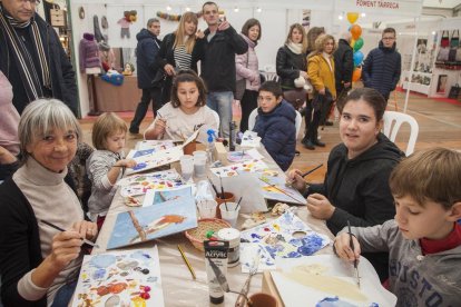 Els expositors elaboren les creacions (roba, pintura, forja, escultura, joies) en directe perquè el públic pugui conèixer com treballen.