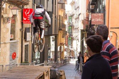 Uno de los participantes de la Lleida Down Town Internacional superando uno de los obstáculos de la prueba con la Seu Vella detrás.