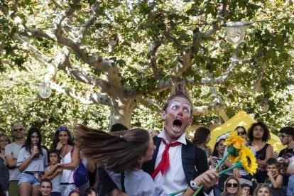 La plaça Major, centre neuràlgic de la Fira, va acollir ahir l’espectacle de dansa ‘Orbis’, de la companyia Humanhood.