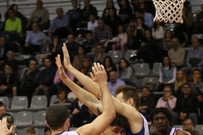 Un seguidor pidió matrimonio a su novio en un descanso.