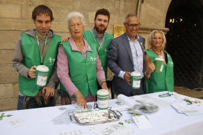 L’Aecc va instal·lar ahir una trentena de taules per tota la ciutat amb més de tres-cents voluntaris.