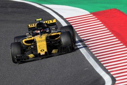 Lewis Hamilton al podi celebrant la victòria després de la carrera.