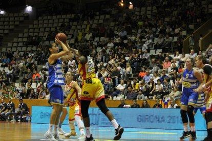 Anniina Aijanen llança una cistella durant la final de la Lliga Catalana disputada a Fontajau.