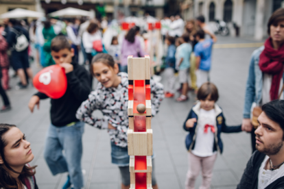‘El viatge’, una singular instal·lació de Tombs Creatius perquè la visquin espectadors d’un en un.