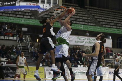 Quintela, muy acertado ayer en ataque, controla el balón ante el marcaje de un rival.