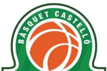 Quintela, muy acertado ayer en ataque, controla el balón ante el marcaje de un rival.