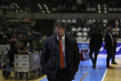 Quintela, muy acertado ayer en ataque, controla el balón ante el marcaje de un rival.