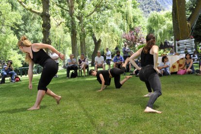 El violinista Joel Bardolet y los bailarines de la compañía Mal Pelo, el jueves en la iglesia de Son.