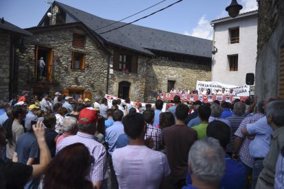 Participantes en la concentración celebrada ayer en Castanesa (Ribagorza oscense).