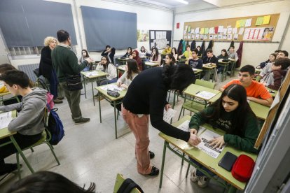 Professors donant els últims detalls als alumnes abans de començar les competències bàsiques.