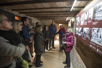Un moment de la recreació que va tenir lloc ahir a la plaça de l’Església just abans d’iniciar el recorregut pels refugis.