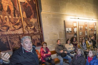 Un moment de la recreació que va tenir lloc ahir a la plaça de l’Església just abans d’iniciar el recorregut pels refugis.