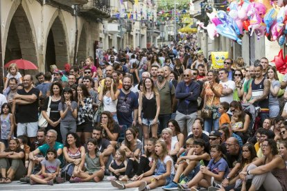 El centro de Tàrrega se llena a rebosar el fin de semana de FiraTàrrega para disfrutar de teatro para todos los públicos. En la imagen, la calle del Carme ayer al mediodía.