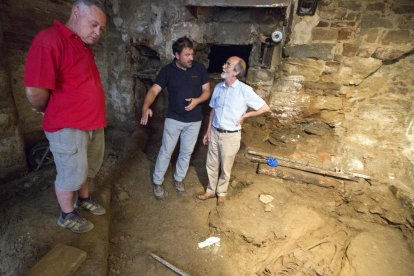 Uno de los tres esqueletos que se han encontrado en un antiguo horno de Guissona.