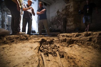 Uno de los tres esqueletos que se han encontrado en un antiguo horno de Guissona.