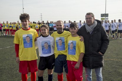 Todos los participantes en el homenaje a Dani Rodrigo se hicieron antes del partido una fotografía de grupo, con la imagen del técnico que presidió el homenaje.