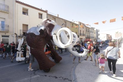 Decenas de personas se dieron cita ayer en la plaza Major de Artesa para ver bailar a las figuras del bestiario.