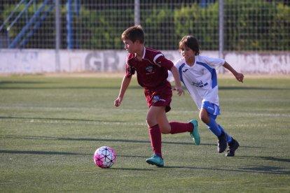 L’equip guanyador del torneig, el Gimnàstic de Manresa, posa amb el trofeu.