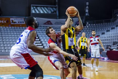 Pol Domingo, un dels destacats del Pardinyes, intenta anotar davant de la defensa de Freeman.