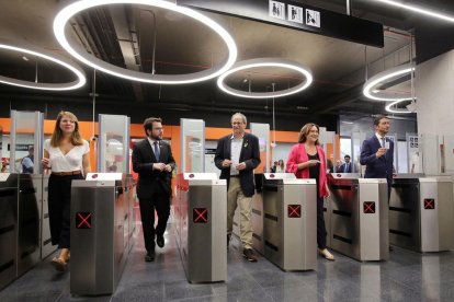 El líder del PP, Pablo Casado, acompanyat per la plana major de la seua formació, ahir a Barcelona.